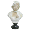 Assinatura Ilegível - Escola Italiana - escultura em alabastro em 2 tons, representando Busto de dama com chapéu. Base em mármore. Alt. total 33,5cm.