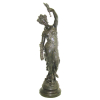 Bela escultura em petit bronze, representando A Vitória. Alt. 88cm.