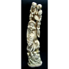 Belíssimo grupo escultórico em marfim, monocromado, representando Passeio do pai com seus filhos. Alt. 32cm.