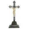 Raro e belo crucifixo em jacarandá com Cristo em marfim de Goa, do Séc. XVIII, com policromia. Sendal pendente para o lado direito. Crucifixo com vazados. Base em degraus. Alt. marfim 27,5cm. Alt. crucifixo 74cm.