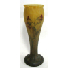 Mado Nancy - Vaso francês em pasta de vidro nos tons de amarelo em degrade, com pintura floral em policromia. (apresenta pequena perda na pintura). Alt. 29,5cm.