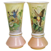Belo par de vasos em opalina européia, policromada, com pintura de pássaros e borboletas em meio vegetal. Frisos em dourado. Alt. 38,5cm.