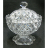 Baccarat - Compoteira em cristal francês, com marca da Cristallerie, lapidada em sulcos bisotados, formando losangos. Base em curvas. (pequeno trincado no pegador da tampa). Alt. 18cm.