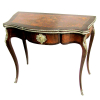 Mesa de jogo, estilo francês, Luis XV, em madeira com marqueterie floral. Tampo dobrável. Guarnições em bronze trabalhado. Med. fechada. 81x96x48cm.