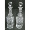 Baccarat - Par de garrafas em cristal francês, com rica lapidação tijolinho, sulcos e dedão. (uma tampa com quebra na parte interna). Alt. 31cm.