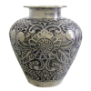 Belo e grande vaso em prata contrastada, peruana, teor 900 milésimos, com trabalhos em flores, folhas e volutas. Alt. 35cm. Peso 2615g.