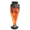 Emile Gallé (1846-1904) - Excepcional e imponente vaso em pasta de vidro francês, decoração cameo de flores e folhagens em policromia. Assinado. Alt. 59cm.