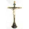 Belo crucifixo com cristo, do Séc. XIX, em madeira policromada. Cristo com sendal pendente para o lado direito. Crucifixo com pinturas a ouro. Adereços em prata. Alt. cristo 34cm. Alt. do crucifixo 87cm.