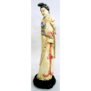 Escultura monobloco em marfim, policromado, representando Gueixa no jardim. China, Período Revolucionário. Assinado e com selo vermelho. Alt. marfim 29,5cm.