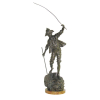 Rousseau - Escultura em bronze francês, representando Caçador de borboletas sobre rochas. Base de mármore mouchete. Artista catalogado e de cotação internacional. Alt. total até a mão 50cm.