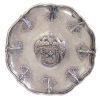 Belo medalhão em prata peruana, teor 900 milésimos, tendo ao centro brasão em relevo, circundado por grandes folhas. Borda ondulada. Diam. 44cm. Peso 1995g.