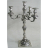 Candelabro para 4 velas em prata européia, contrastada e cinzelada em flores e folhagens. Base com pequeno amassado. Alt. 47cm. Peso 1.435g.