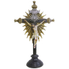 Belo crucifixo com cristo, do Séc. XIX, em madeira policromada. Cristo com sendal pendente para o lado direito. Rica pintura em dourado. Adereços em prata. Alt. crucifixo 63cm.