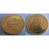Moeda em ouro fino, tendo no anverso busto com os dizeres Seud-Afrika-South África, e no verso figura de cervo com os dizeres KRUGERRAND 1981 - FYNGOUD 10Z - FINEGOLD. Peso 33.3g.