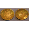 Moeda em ouro 18k, tendo busto John kennedy-35 The President no anverso, e no verso símbolo americano com data de 1963. peso 8.3g.