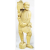 Okimono monobloco em marfim, monocromado, representando Engraxate. Japão. Período Taisho/Showa. Assinado na base. Alt. 15,5cm.