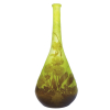 Gallé - Vaso francês em pasta de vidro, na tonalidade verde, decoração cameo de flores e folhagens na cor caramelo degrade. Alt. 24cm.