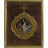 Belíssima e rara placa sacra francesa, do Séc. XIX, em cobre com pintura esmaltada em policromia retratando uma das passagens da crucificação de Cristo com Maria Madalena. Emoldurada com metal dourado e tendo no ápice uma cruz, sobre veludo na cor ferrugem. Med. da placa com a moldura de metal 42,5x31cm.