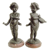 Kavet - Par de esculturas em bronze europeu, do Séc. XIX. Base em mármore mouchete. Alt. total 28cm.