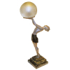 Enrique Molins Ballesté (1893-1958) - Luminária francesa art-deco, em metal, representando Dançarina semi nua sustentando globo em vidro craquelê. Base em degraus de mármore mouchete. Alt. total 53cm. Artista com cotação internacional, citado no Berman.