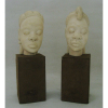 Par de esculturas em marfim representando Casal de africanos. Alt. 13 e 14cm.