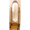 Espelho bisotado, de chão, para toalete, com moldura e suportes em metal dourado. Regulável para diversas posições. Med. 1,61x54,5x39,5cm.