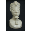 Grosso bloco de marfim, esculpido, representando Busto de figura da cultura africana. Alt. 17cm. 