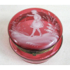 Mary Gregory - Porta jóias em vidro na cor rosa, com pintura na cor leitosa de menina no jardim. Guarnições em metal. Med. 7x10cm. 