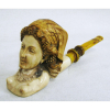 Antigo cachimbo, de coleção, em pasta, na forma de busto feminino desnudo. Piteira em âmbar. Comprimento 17,5cm. 
