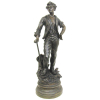 Emile Bruchon (França, Séc. XIX/XX) - Belíssima escultura em petit bronze patinado, representando Agricultor. Peça assinada e com selo de fundição. Artista com cotação internacional citado no Berman, Akoun, Benezit, Mayer, etc... Alt. total 59cm. 