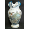 Belíssimo vaso em opalina leitosa, européia, com pintura floral e animal em policromia. Borda em babados com friso em azul. Alt. 41,5cm. 
