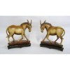 Belo par de esculturas em marfim europeu, do Séc. XIX, finamente esculpida, representando cavalos em marcha. Med. 12x13,5x5cm. 
