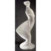 R. Lalique - Bela escultura art-deco em cristal francês satiné, representando Dama ao vento. Peça assinada R. Lalique e localizada France. Alt. 22cm. 