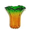 Grande vaso MURANO-Itália, década de 1960. Tonalidades do amarelo âmbar ao verde esmeralda. Todo trabalhado em caneluras, bolhas, boca debruada e recortada. Peso: 5,074 g. Medidas: 31 x 29 x 29 cm.