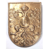 ANTIGO BRASÃO DE ARMAS DO REI CARLOS V Imperador Romano-Germânico,<br />Rei da Germânia e Itália (1500-1558). Metal branco, banho de ouro. Dois parafusos no verso, para fixação. Peso: 1,650 kg. Medidas: 18 x 24 cm.<br /><br /><br />Escudo de formato ibérico onde se apoia uma Águia Bicéfala com as garras vazias (Sinal de que não porta cetro nem orbe). Timbre de coroa real (possivelmente dentro da linha de sucessão, em razão da cruz sob o orbe no topo). Ao centro, um escudo menor, dividido em quatro quadrantes, sendo os basilares fendados ao centro de onde surge uma figura uma Romã, em espanhol: GRANADA.<br />Primeiro quadrante (C.S.E.) ostenta uma torre, o segundo quadrante (C.S.D.) um Leão Rampante com a face voltada para a esquerda. repetindo-se diagonalmente nos quadrantes inferiores. <br />Pendendo das asas da águia bicéfala, em torno do escudo menor, nota-se um colar: A Insigne Ordem do Tosão de Ouro, ou Velocino de Ouro.<br /><br />