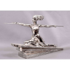 Marcel-André BOURAINE(Pontoise 1886 - Paris 1948)<br />ETLING - PARIS.<br />Escultura BRONZE - NICKEL.<br />30 X 57,5 X 12 cm. Base: 45 cm.<br />Amazone - Circa 1925<br /><br />Importante escultor, estudou com Joseph-Alexandre Falguière. <br />Foi capturado pelos alemães durante a Guerra de 1914-1918.<br />Expôs no Salon des Tuileries em 1922. <br />Atuou na Societe des Artistes Francais e no Salon d'Automne de 1923. <br />Membro dos Stele and Evolution Groups. <br />Apartir de 1928, junto com Pierre Le Faguays, trabalhou para: Susse Freres, Etling, Arthur Goldscheider e Max Le Verrier.<br />Em 1937, participou na Exposição Internacional de Paris com duas Esculturas Monumentais.<br /><br />Bibliografia:<br />Bryan Catley, Art Deco e outras figuras, Antique Collectors 'Club, Woodbridge, 1978, modèle référencé et reproduit p. 52.<br /><br />Obras em exposição no Museu Hermitage<br /><br />Cotações internacionais superiores a US$ 4.000<br />REFERÊNCIAS: https://www.artsy.net/artwork/marcel-andre-bouraine-an-art-deco-cold-painted-bronze-group<br />