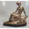 GUSTAVE DUSSART (FRANCE - Lille, 1875 - Amiens, 1952)<br />Escultura em bronze assinada. <br />Medidas: 33 X 34 X 16 cm.<br />Aluno de Jean-Léon Gérôme , expôs no Salão de Artistas Franceses a partir de 1899 e aí obteve menção honrosa em 1909. Participou também no Salão de Paris, Lyon e Lille 1 .<br /><br />Suas obras mais conhecidas são os dois grupos que aparecem na fachada principal do Museu Oceanográfico de Mônaco, Le Secours e Le Progrès Coming to Rescue of Humanity, inaugurado em 25 de fevereiro de 1903.<br /><br />https://www.mutualart.com/Artwork/Knabenakt-mit-Buch-auf-einem-Felsen-sitz/FA5B9CD6F5D1E5D9<br />