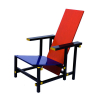 Gerrit Rietveld.<br />Cadeiras Red/Blue, projetadas em 1917<br />Medidas: 85 x 67 x 64 cm.<br />Arremedo fidedigno sem marca de fabricação.<br /><br />A cadeira Red/Blue (vermelha e azul) foi projetada por Gerrit Rietveld, em 1917. Tendo originalmente seu acabamento em madeira, as cores primárias (amarelo, azul e vermelho) e o preto foram atribuídas ao projeto apenas em 1923. A grande popularidade da cadeira provavelmente tenha relação com seu aspecto abstrato e escultural bem expressivo, característica frequentemente manifestada pelo grupo De Stijl naquela época. Como sabemos, De Stijl não era tão somente o nome de uma revista, mas a representação de um grupo de idealistas que buscaram criar uma utopia baseada na ordem humana harmônica, que eles acreditavam que poderia renovar a Europa depois do turbulento período da Primeira Guerra Mundial.Por esse motivo, Rietveld acreditava que o conforto do espírito e o bem estar eram objetivos tão ou mais relevantes para o design de mobiliário do que apenas o conforto físico. Além disso, na preocupação de que sua cadeira pudesse ser produzida em massa e de forma industrial, Rietveld fez o projeto com peças de madeira compatíveis com as dimensões padronizadas disponíveis na época. Nos dias de hoje, a cadeira faz parte do Museu de Arte Moderna MoMA (Museum of Modern Art).<br />Assim como muitas explorações do neoplasticismo, Rietveld projeta essa cadeira criando um jogo abstrato de linhas e planos. O projeto explora essa relação utilizando um plano horizontal inclinado (em azul) e um plano vertical inclinado (em vermelho) que formam o acento, enquanto as linhas, que conformam as barras de madeira, estruturam os planos de forma rigidamente ortogonal. Pode-se dizer que sua versão final se assemelha a algo como um Mondrian tridimensionalizado. <br />Desde 1973, a Red/Blue é produzida pela Cassina, que também tem a licença para fabricar outros móveis icônicos de Rietveld: a cadeira Zig Zag, a poltrona Utrecht e a mesa lateral Schröder 1.<br /><br />http://marcosarts.com/cadeira-de-arquiteto-2-cadeira-red-and-blue/<br />https://casavogue.globo.com/Design/noticia/2013/06/poltrona-red-blue-faz-90-anos.html<br />