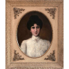 Ernest PAPF<br />(o retratista oficial da Família Real)<br />Retrato Eufrásia Teixeira Leite<br />Vassouras, 1850 – Rio de Janeiro, 1930<br />Primeira investidora financeira brasileira.<br />Medindo 48 x 38 cm, na moldura 56,5 x 67cm.<br />Óleo sobre tela.<br /><br />SOBRE ERNEST PAPF<br />Karl Ernst Papf<br />Retratista oficial da Família Real<br />Dresden, 1833 – São Paulo 1910<br />Estudou na Academia de Dresden uma das melhores do mundo até os dias atuais. <br />No Império Brasileiro recebeu encomendas oficiais para retratar a família imperial, o que e consolida sua reputação como retratista oficial do Brasil.<br />Suas obras eram muito caras, acessíveis à apenas aristocratas e comerciantes muito abastados.<br />No início da República, mudou-se para São Paulo, onde tornou-se rapidamente no mais requisitado e prestigiado da sociedade, retratando endinheirados e novos dirigentes republicanos - como Duprat em 1903.<br />Em 1980, o Museu Imperial e a Pinacoteca do Estado de São Paulo realizaram retrospectivas em sua homenagem.<br /><br />SOBRE Eufrásia Teixeira Leite:<br />Vassouras, 1850 – Rio de Janeiro, 1930<br />Primeira investidora financeira brasileira.<br />Consta ter sido a primeira mulher a entrar no recinto da Bolsa de Valores de Paris.<br />Após a perda dos pais, Eufrásia e sua irmã, Francisca Bernardina, administraram a herança, multiplicando uma fortuna que poderia comprar 1.850 quilos de ouro. Aos padrões atuais, Eufrásia seria bilionária.<br />Sua herança equivalia, na época, a metade da dotação pessoal do imperador D. Pedro II para um ano. <br />Nas décadas de 1870 e 1880, Vassouras já entrava em decadência pelo esgotamento do solo e ao envelhecimento dos escravos. <br />As irmãs partiram, em 1873, para residir em Paris pois, ao invés de fazendas de café, possuíam apólices de títulos da dívida pública do Empréstimo Nacional de 1868, ações do Banco do Brasil, depósitos bancários, títulos de crédito de pessoas.<br />Além de bem-sucedida rentista, foi também filantropa e uma mulher independente que viveu a vida conforme as suas escolhas. <br />Eufrásia teve um romance com o abolicionista Joaquim Nabuco. O romance ocorreu na Europa, onde Eufrásia tinha interesses financeiros e mundanos, enquanto Nabuco, porém, tinha ambições políticas no Brasil. <br />Eufrásia integrou o círculo das amizades mais próximas de Dona Isabel de Bragança, princesa imperial do Brasil, quando no exílio na França e, legou praticamente toda a sua fortuna para obras de caridade, de instituições da cidade de Vassouras.<br />