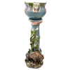 JARDINIÉRE BARBOTINE FAIENCE - ART NOUVEAU - FRANCE - C.1890. <br />Cachepot sobre coluna em grupo escultórico de complexa figuração: Base com figura de bisão, fuste fitomorfo e capitel com efígies de pelicanos com asas abertas. No cachepot a figura de dois faraós ladeiam a composição simétrica. <br />Medidas: 94 x 28 x 28 cm 