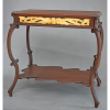 <p>Table desserte d'époque Art Nouveau 1900 - École de Nancy style. Mesa auxiliar em dois platôs, madeira maciça entalhada, pernas recurvas. Painéis em baixo relevo fitomorfo, sobreposto por folha de ouro. Prateleira inferior recortada e ondulada em curva e contra-curva. Medidas: 81 x 83 x 54 cm.</p>