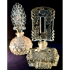 <p>Par de perfumeiros ART DECO, TCHECOSLOVAQUIA, ANOS 1930. Cristal moldado e lapidado. Motivos florais geometrizados. Alturas: 16,5 cm. e 17,5 cm. REFERÊNCIAS: http://www.czechgallery.com/perfume_bottles/history.html</p>