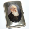 <p>DOM PEDRO II- Porta cartões em prata contrastada, Ourives da cidade do PORTO: VICENTE MANUEL DE MOURA, MS* . Excepcional pintura em esmaltagem sobre placa oval em porcelana. MEDIDAS FECHADA: 8,5 x 6 cm. DO RETRATADO: Nascido no Rio de Janeiro 1825- faleceu em Paris, 1891. Imperador do Brasil entre 1831-1889). Na pintura, Aparenta a idade de 61 anos, tendo sido usada como modelo .Photographer : Alphonse Liébert around age 61, c.1887. Album: Photographs. Royal Portraits, 1883-1891,c.1885 DAS MARCAS: *Livro da Imprensa Nacional- Casa da Moeda, volume 1, página 152. **volume 2, página 7 (1887-1911)* DO OURIVES: (...) A casa de José Rosas & C.ª é um dos estabelecimentos de ourivesaria mais antigos do País, tendo a origem mais longínqua, no Porto, através da referida figura de VICENTE MANUEL DE MOURA (1815-1908). O seu genro, José Aires da Silva Rosas, veio a desenvolver um comércio de ourivesaria, destinando-se tanto à execução de peças de prata como de jóias.(...). https://www.newgreenfil.com/pages/criacao-da-joalharia-portuguesa-da-i-metade-do-seculo-xx</p>