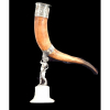 DRINKING HORN, ao estilo da manufatura WMF, ALEMANHA séc. XIX. <br />Estrutura sustentada por Putti, ostentando CORNUCÓPIA removível em chifre animal. Guarnições ornamentadas no estilo Rococó, placa com gravação ilegível. Chifre pirogravado com a numeração 14.356. Pedestal em alabastro branco. BANHO DE PRATA REFEITO.<br />Medidas: 69 x 53 x 65. Diâmetro da base: 18cm.<br /><br />REFERÊNCIAS: Peças similares catalogadas como troféus; Prize Trophies ou Prize Cup, no livro WMF 1906, página 163.<br /><br />CURIOSIDADE: Recipientes para beber com a forma de chifres também são conhecidos desde a antiguidade. O termo grego antigo para um chifre de beber era simplesmente keras (plural kerata , chifre).<br />Os povos de origem Nórdica, da Escandinávia, da Era Viking, Bárbaros, celebravam e brindavam com seus Drinking horns, Griffin Claw Cups.<br /><br />