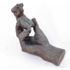 RODIN, François-Auguste-René (1840-1917)<br />A criação da mulher, 1917<br />Mão com torso feminino <br />Em bronze azinhavrado, de época.<br />Assinado na peça, Séc. XX<br />Medidas: 8 x 22 x 15 cm.<br />Histórico:<br />Coleção Zuleika Torrealba<br />Galeria TNT RJ<br /><br />No seu leito de morte, em 1917, Auguste Rodin esculpiu mais uma vez um paralelo entre a mão do Criador amassando o barro primordial e a sua própria mão criando um torso feminino. Essa mão, que inventara tantas maravilhas, foi a última escultura do artista.<br />Rodin afirmou: Os verdadeiros artistas são os mais religiosos dos mortais. <br />Ao visitar o Museu Rodin, conhecer a obra do artista e ler suas biografias, é possível identificar um sotaque religioso em Auguste Rodin. Para ele, esculpir era como uma religião, uma busca por um substituto para a fé católica de sua infância. Ele elaborou uma espécie de misticismo da arte, com o primeiro mandamento para os devotos sendo: Modelar perfeitamente braços, torsos e coxas!.<br />Rodin contribuiu para sua própria santificação ao doar sua obra para o Museu que leva seu nome. Ainda em vida, testemunhou a abertura do Museu Rodin em 1916, no Hôtel de Biron, que antes era seu estúdio.<br />Dizem que, em um ritual sagrado, Rodin substituiu a palavra Deus pela palavra Escultura no Livro III da Imitação de Cristo de Tomás de Kempis, no capítulo chamado Da Consolação Interior. Ele escreveu: Ouvirei o que em mim disser a Escultura. Bem-aventurada a alma que ouve em si a voz da Escultura e recebe de seus lábios palavras de consolação! Benditos os ouvidos que percebem o sopro e o sussurro da Escultura e não dão atenção às sugestões e atribulações do mundo!.<br />No Museu de Belas Artes de Buenos Aires, uma das mais parisienses cidades da América Latina, encontra-se uma das maiores coleções de esculturas de Auguste Rodin. Entre elas, destaca-se uma escultura chamada A Terra e A Lua. Essa obra representa a multiplicação dos corpos presentes nos Portões do Inferno de Rodin.<br />A escultura retrata a espécie humana em movimento, em conflito, se aproximando, se conectando, se repelindo, se amando e se odiando, em busca de algo que falta. Seria esse algo Deus?<br />Embora seja erroneamente atribuída a Gwen John, o modelo para a figura feminina não foi ela. Gwen John foi uma artista plástica apaixonada por Rodin, que recebeu dele conforto emocional, intelectual e apoio financeiro ao longo de sua vida. <br /><br />Gwen escreveu mais de mil cartas chamando-o de Mestre, enquanto Rodin a descrevia como uma bela artista. Apesar de terem sido amantes durante o relacionamento com Camille Claudel, a figura feminina na escultura representa Eva, que também aparece em outras obras de Rodin, como Paulo e Francesca nas Nuvens. <br />A mesma figura, fragmentada em rostos e mãos, é novamente batizada de A Última Estrela da Manhã.<br /><br />Literaturas:<br />Georges Grappe, Catalogue du Musée Rodin, Paris, 1927, illustration of the plaster p. 117<br />Ionel Jianou & Cécile Goldscheider, Rodin, Paris, 1967, illustration of the plaster p. 124<br />Robert Descharnes & Jean-François Chabrun, Auguste Rodin, Paris, 1967, illustration of the plaster p. 271<br />John L. Tancock, The Sculpture of Auguste Rodin, Philadelphia, 1976, no. 127, illustration of the plaster p. 638<br />