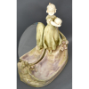 Royal Dux Bohemia ( 1853-1900 )<br />Despojador para toillete figurando menina com bola em faiança Tcheca.<br />Pintura em sfumatto tons verde-terrosos.<br />Med: 40 x 40 x 20 cm.<br />http://www.collectorscircle.com/bohemian/porcelain/marks_table2.html 