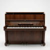 PIANO PETROF 115X142X53 CM.<br />Numerado:89665 - <br />Grand Prix: Barcelona, Bruxelles, Paris. <br />Patented Construction.<br /><br />Aqui estão os pilares que sustentam esse legado de sofisticação e valor histórico:<br /><br />O prestígio histórico dos pianos PETROF é construído sobre uma tradição familiar que atravessa mais de 160 anos, consolidando a marca como uma das fabricantes de pianos mais respeitadas e tradicionais da Europa. A história começa em 1864, quando Antonín Petrof construiu seu primeiro piano de cauda em Hradec Králové, na atual República Tcheca (então parte do Império Austro-Húngaro). Antonín aprendeu o ofício em Viena, o grande epicentro da música e da fabricação de pianos na época, com mestres renomados. Ao retornar, ele combinou as técnicas vienenses com a precisão da engenharia e manufatura da Boêmia, uma região historicamente famosa por seus artesãos e alta qualidade industrial.<br /><br />Rapidamente, os instrumentos PETROF ganharam fama pela sua qualidade tonal e robustez. No final do século XIX e início do século XX, a marca já exportava para todo o mundo e acumulava prêmios em exposições internacionais. O ápice do reconhecimento institucional veio em 1899, quando Antonín Petrof foi nomeado o fornecedor oficial da corte do Imperador da Áustria e Rei da Hungria (o prestigiado selo K.u.K. Hof-Claviermacher), um atestado definitivo de luxo e excelência técnica na Europa.<br /><br />O que diferencia historicamente um PETROF é a sua assinatura acústica. Enquanto algumas marcas focam em um som extremamente brilhante e penetrante, os pianos PETROF são mundialmente conhecidos por seu tom romântico, caloroso, rico e poeticamente suave.<br /><br />Esse som lírico e arredondado tornou-se o favorito de compositores, intérpretes de música clássica e salões de ópera europeus, pois se mistura perfeitamente com instrumentos de corda e voz humana.<br /><br />Após a Segunda Guerra Mundial, com a ascensão do regime comunista na então Tchecoslováquia, a fábrica foi nacionalizada em 1948. Mesmo sob a gestão estatal, o conhecimento técnico dos artesãos foi preservado, e a PETROF continuou sendo o principal orgulho de exportação cultural do país.<br /><br />Na década de 1990, após a Revolução de Veludo, a família Petrof lutou para retomar o controle da empresa. Sob a liderança de Zuzana Ceralová Petrofová (representante da 5ª geração), a marca foi reprivatizada, passou por uma modernização estratégica e recuperou seu status como um produto estritamente premium e de luxo.<br /><br />Manufatura Artesanal e Identidade Europeia: Hoje, a PETROF orgulha-se de manter a fabricação 100% europeia, ostentando o selo European Excellence (EEX). Ao contrário de marcas que terceirizam componentes na Ásia para reduzir custos, a PETROF ainda constrói a grande maioria de suas peças internamente. O processo de secagem e maturação das madeiras nobres (como o abeto ressonante dos Alpes) e a entonação de cada martelo são feitos manualmente por artesãos cujas famílias trabalham na fábrica há gerações.<br /><br />Um Símbolo de Prestígio: Ter um piano PETROF historicamente significava (e ainda significa) possuir um pedaço da alma musical da Europa Central. É um instrumento valorizado não apenas como uma ferramenta de alta performance para concertistas, mas como uma obra de arte heráldica e um investimento familiar duradouro.