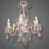 BACCARAT CHANDELIER - FRANCE - COM SELO DA MANUFATURA. <br />LUSTRE ESTILO NEOCLÁSSICO, MODELO CHAVE GREGA. <br />CRISTAL FOSCADO E LAPIDADO, SEIS BRAÇOS, PINGENTES, BOBECHES, SINETAS, ROSETAS.<br />MED: 100 X 75 X 75 cm.<br /><br />O lustre reflete o gosto neogrego, que teve destaque nas produções da fábrica na Exposição Universal de 1867. Ao longo da haste central, são dispostos diversos frisos de meandros – um motivo característico da arquitetura grega antiga, frequentemente utilizado nas artes decorativas do século XIX . Na parte superior, alguns pendentes também apresentam esse mesmo motivo. Nas extremidades dos braços do lustre, meticulosamente trabalhados pela oficina Baccarat , cinco globos opacos são adornados com um friso que alterna entre dois desenhos de palmetas diferentes, conectados por graciosos arabescos. Esses detalhes foram obtidos por meio de um inovador processo de corrosão ácida e transferência, desenvolvido pelo químico Kessler, que também possibilitou o acabamento fosco nos globos de iluminação. Os pingentes de cristal adicionam uma certa riqueza ao design geral, que permanece elegante e discreto, fiel à estética neogrega. O lustre é assinado na base da haste. Essa assinatura em letras de forma moldadas apareceu pela primeira vez em 1875, permitindo-nos datar a produção deste lustre como posterior a esse ano. O catálogo da Baccarat de 1907-1908 lista um segundo lustre neogrego. No entanto, neste modelo posterior, o estilo é menos pronunciado, aparecendo principalmente nos globos transparentes que circundam cada fonte de luz. Este lustre é um belo exemplo da produção neogrega da Baccarat no século XIX , particularmente destacada na Exposição Universal de 1878.<br />