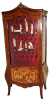 TRADICIONAL VITRINE BOMBÉE ESTILO FRANCÊS LUIS XV EM MADEIRA MACIÇA FOLHADA A RÁDICA, EXUBERANTE MARCHETARIA FLORAL NAS LATERAIS E NO FRONTÃO ABAULADO. FILETAMENTO, ADORNOS E ROCALHA NA CIMALHA LAVRADOS EM BRONZE. FUNDO EM CETIM BORDEAUX COM CAPITONÉE. MEDIDAS: 1,90 X 0,92 X 0,43 CM. IMPORTADA.<br />*Não acompanha itens decorativos.