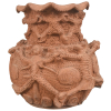 ANTONIO POTEIRO (Aldeia de Santa Cristina da Pousa, Braga, Portugal 1925 - Goiânia GO 2010). Vejao Video<br />Grande pote em barro cozido, profusamente trabalhado com figuras em relevo, assinado.<br />Ciranda ritual, década de 1970.<br />Unidos pelos pés e pelas mãos, as personagens circundam o bojo em dois estágios.<br />Apresenta reparo na parte de baixo devido à fissura natural: dilatação na queima, visível apenas no fundo, virando o vaso. <br />Medidas: 42,5 x 42 x 42 cm. Peso: 20 kg.<br /><br />Assim começa a história de Antônio Batista de Souza, que nasceu em 1925 na Aldeia Santa Cristina da Pousa, no Minho, em Portugal. Em 1926 sua família veio para São Paulo e posteriormente instalou-se emAraguari, próxima à Uberlândia no Estado de Minas Gerais, onde Antônio, aprende com seu pai e começa a confeccionar peças utilitárias, como os potes, daí o apelido de “Poteiro”.<br /><br />Perdeu a mãe aos oito anos e saiu de casa aos 16, trabalhou como cisterneiro, padeiro, cozinheiro e faxineiro, morou em Uberlândia e Ilha do Bananal no Tocantins, até se estabelecer, na década de 1940, em Goiânia.<br /><br />O apelido Poteiro foi adotado em 1957, devido ao conselho de Regina Lacerda, de assinar as obras com seu apelido. A partir de 1964, em Nerópolis, Goiás, passou a fazer bonecos e máscaras, incentivado pelo professor Antônio de Melo. <br /><br />Em 1985 recebeu o prêmio de Melhor Escultura da Associação Paulista dos Críticos de Arte.<br /><br />Faliu em duas fábricas de cerâmica que tinha mas, em Goiânia, sobrevive com esculturas artísticas até que em 1972, incentivado por Siron Franco e Cleber Gouvêa, começa a pintar com ambas as mãos, fazendo uso de tintas de cores primárias, sem desenho prévio, sem perspectiva, enfatiza a bidimensionalidade, recobre a cor de fundo com suas figuras. Poteiro hoje está eternizado como um dos mestres da pintura primitiva brasileira.<br /><br />Porteiro, tanto em cerâmicas quanto em pinturas, reflete o imaginário popular, a religiosidade brasileira, expôs na Alemanha, França, Itália, Estados Unidos e Portugal e participou da Biennale Internazionale NAÏF, Città di Como, na Itália em 1976, da V Biennale Internazionale NAÏF de Fiera e Lombardia, em 1980. No Brasil participou da Bienal de São Paulo em 1981 e 1991 e em Cuba, no ano de 1989, participou da III Bienal de Havana. <br /><br />Em 1997 foi destacado com a Comenda da Ordem do Mérito Cultural, do Ministério da Cultura, Brasil.<br /><br />“...meus trabalhos. São o puro Brasil.”<br /><br />Antonio Poteiro faleceu aos 85 anos em Goiânia, 2010